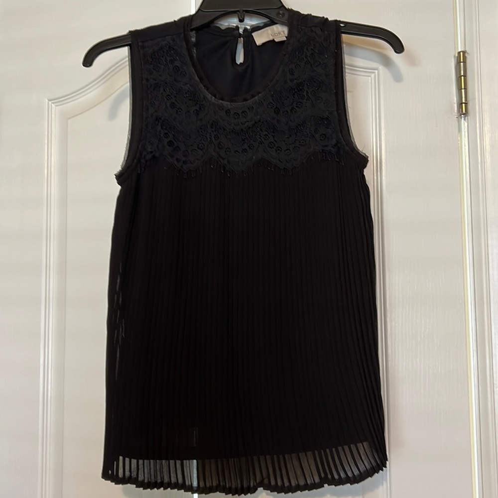 LOFT black sleeveless blouse - pleated and lace